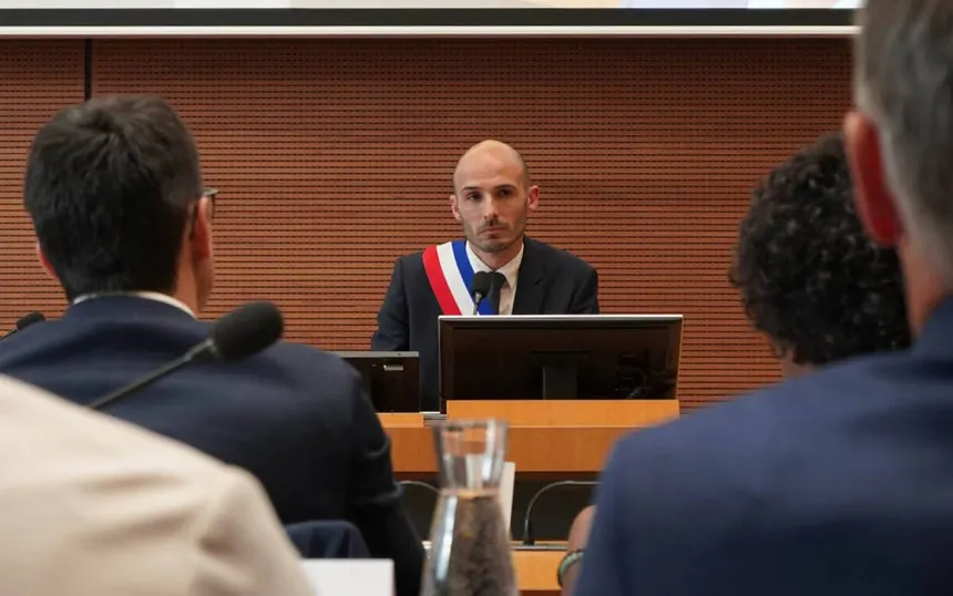 AntHony Brottier au conseil Municipal du 27 mars 2026, regardant vers sa gauche. 